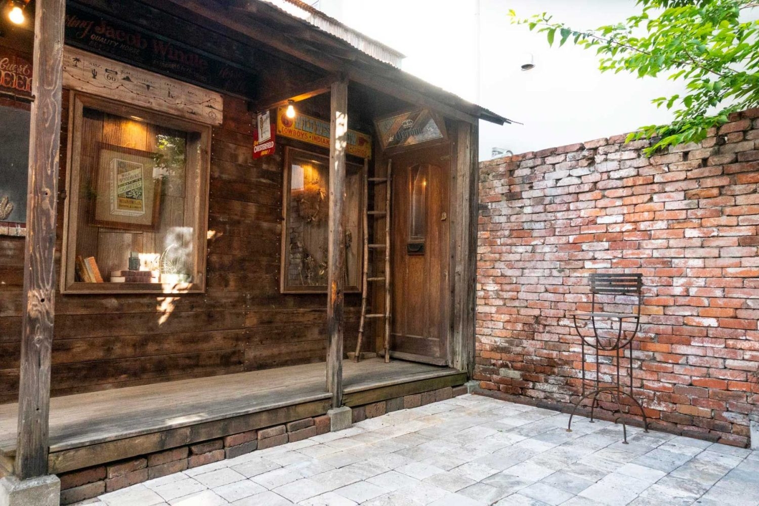 お店のエントランスに見立ててショッピングシーンも