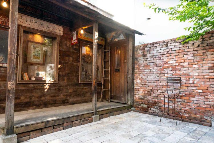 お店のエントランスに見立ててショッピングシーンも