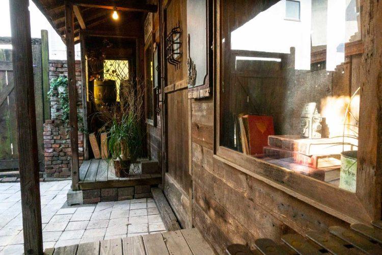 味わいのある古材が多用されヴィンテージ感を演出