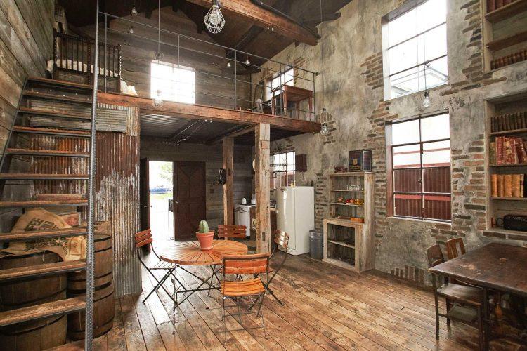 レンガ、古材、アイアンなど異素材ミックスのスタジオ