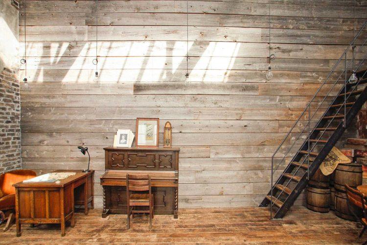 室内に配置されたヴィンテージムード満点の木製ピアノ