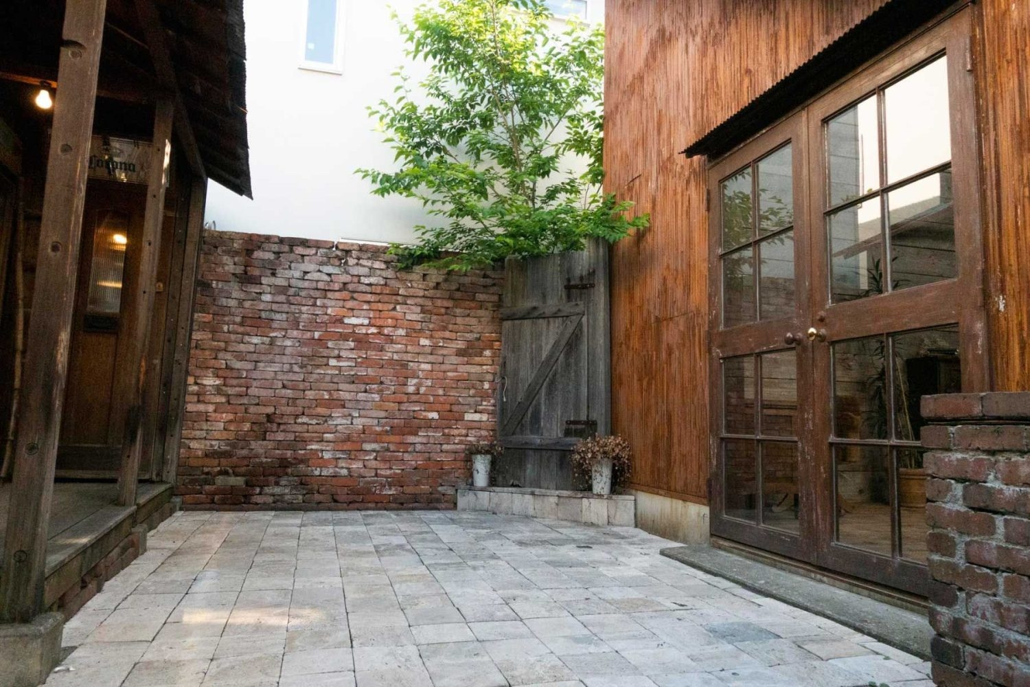 多様な異素材に囲まれる屋外撮影スペース