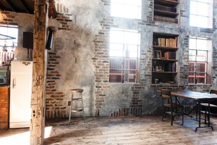 不規則なレンガの装飾が荒々しくラフな雰囲気