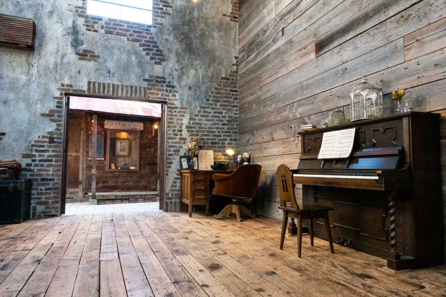 階段側からピアノ越しに屋外スペース側