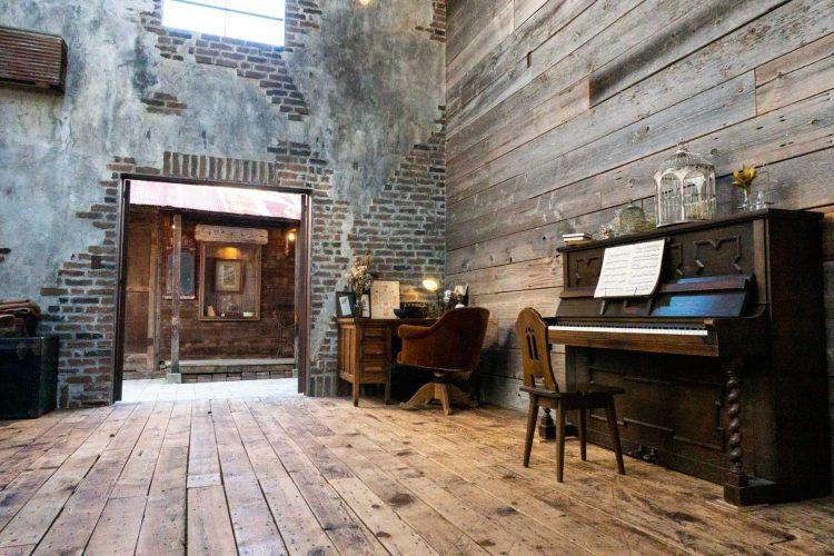 階段側からピアノ越しに屋外スペース側