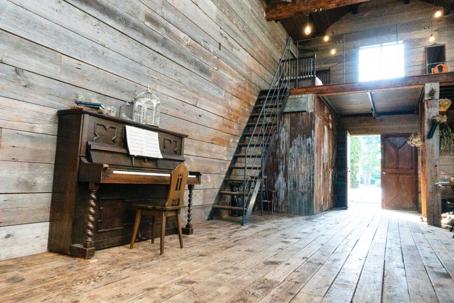 屋外スペース側からスタジオ正面の入口側