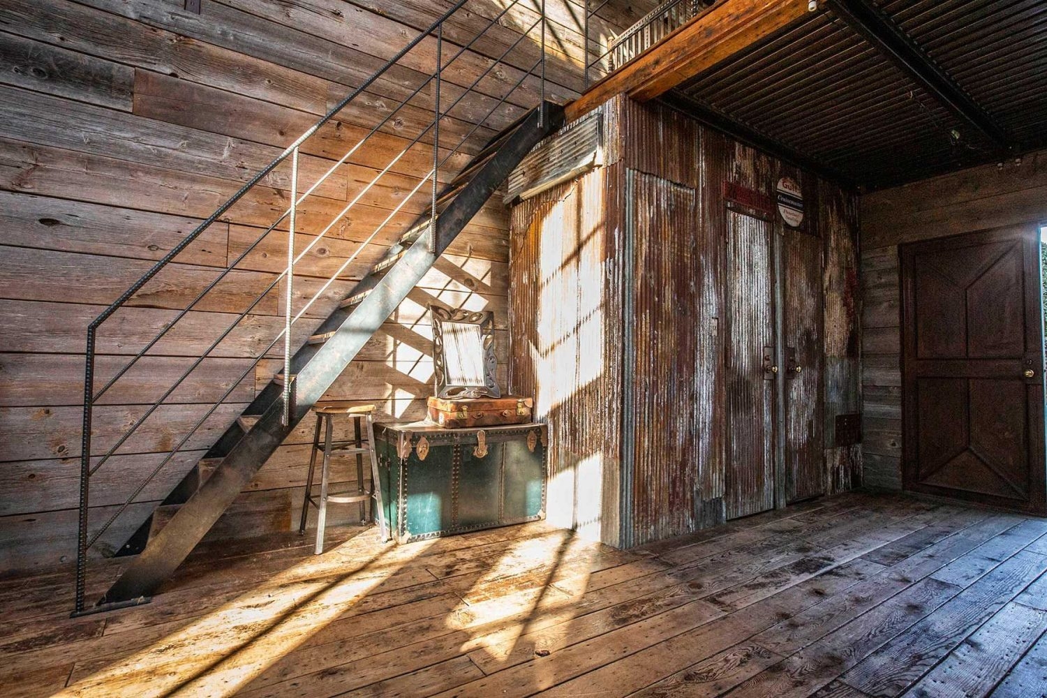 ロフトに上がる無骨な印象のアイアン階段