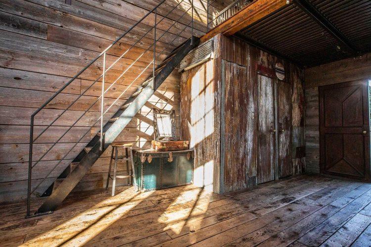 ロフトに上がる無骨な印象のアイアン階段