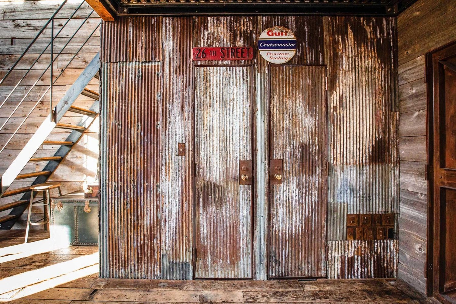 エイジング感のある錆びたアイアンのトタン壁