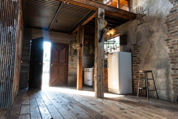 スタジオ入口の両開き扉で自然光を調節可能