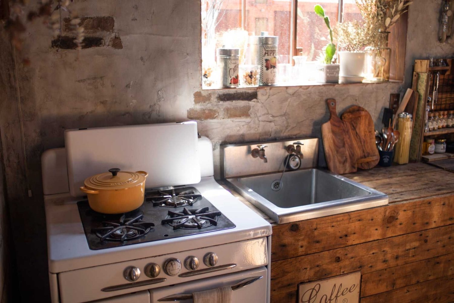 ミニキッチン(ダミー)とコンパクトなシンク