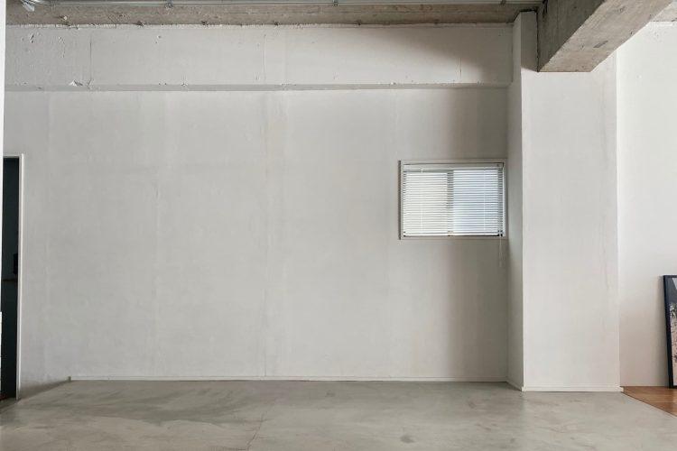 モルタル床✕白壁（小窓あり）