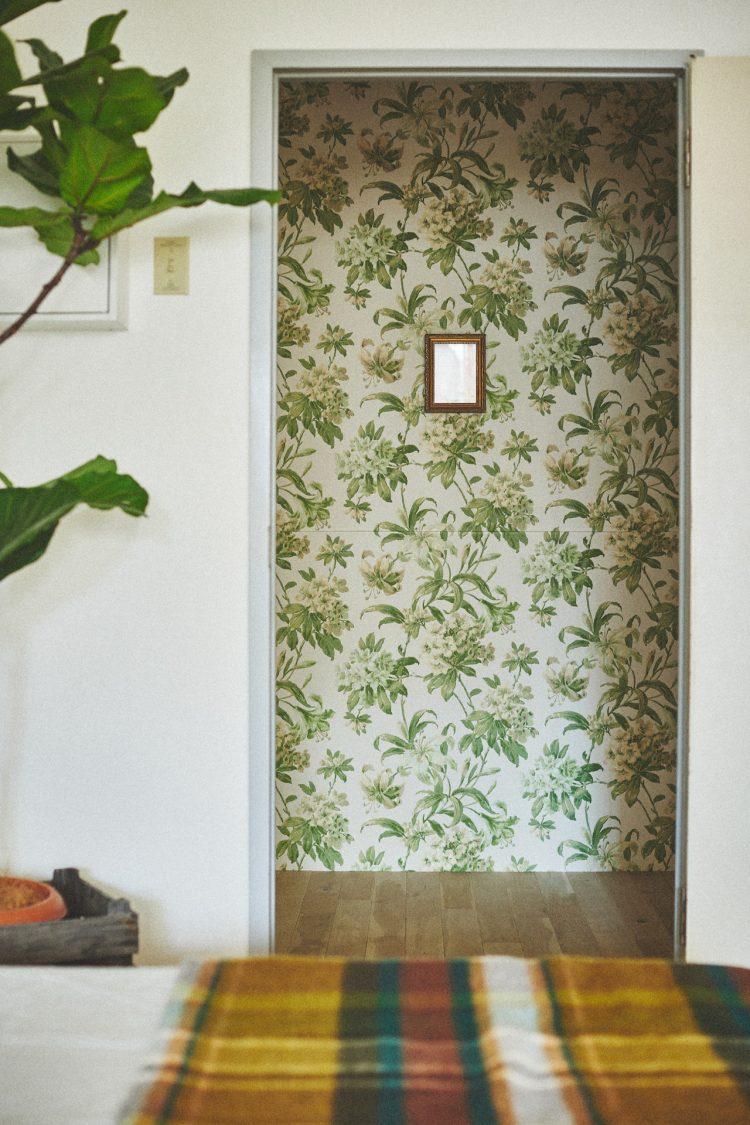 メイクルーム入口  壁紙が印象的