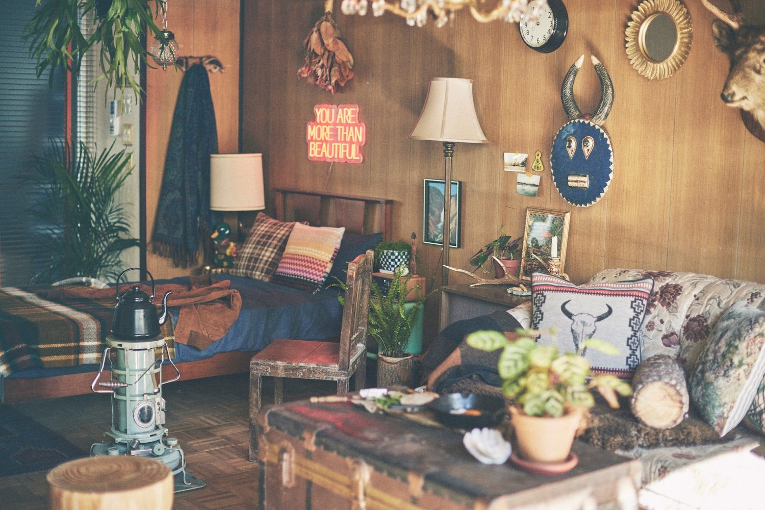 ソファスペース越しのベッドスペース