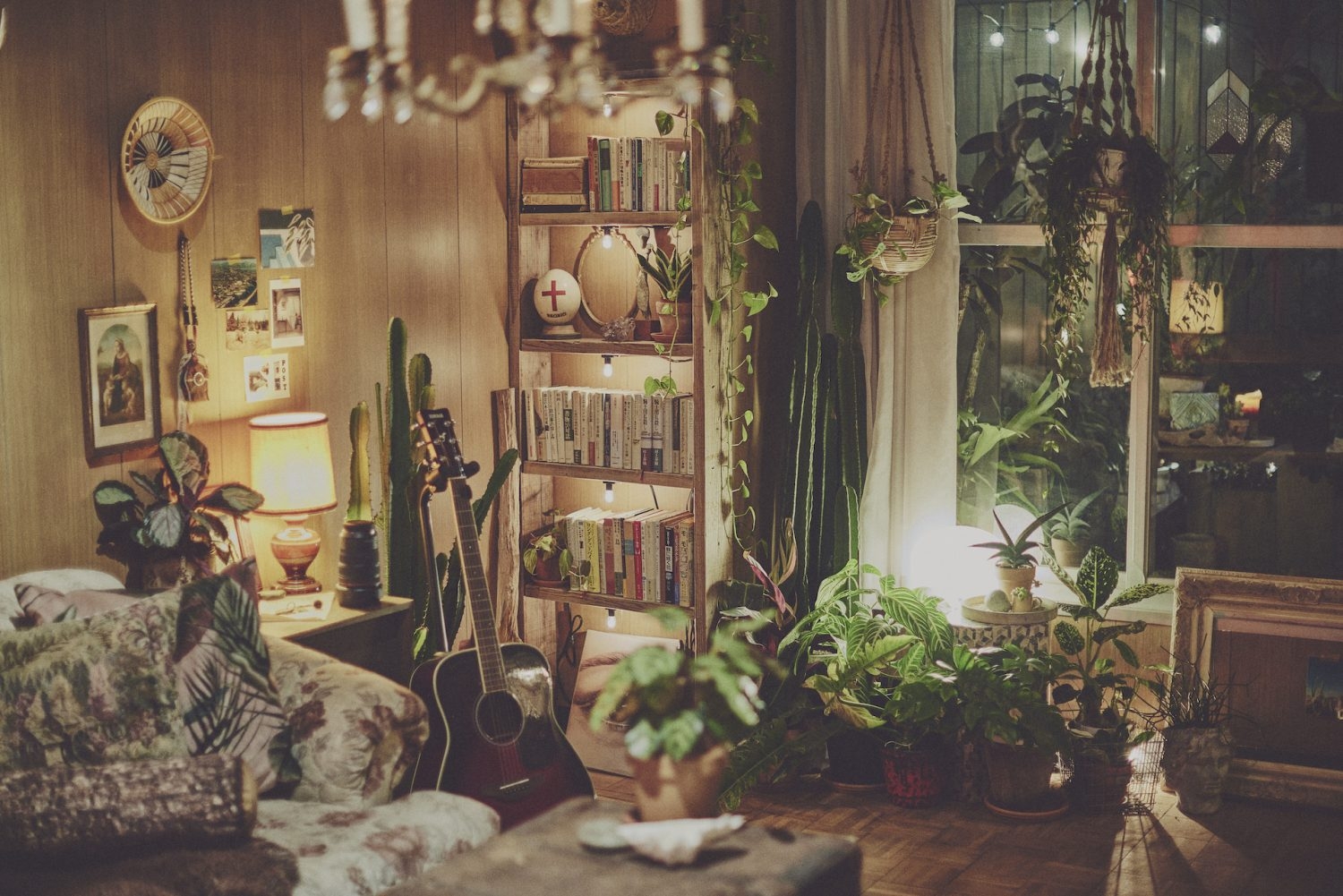 音楽が聞こえてきそうな夜のソファスペース