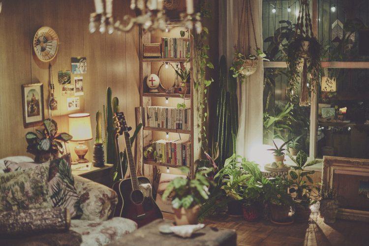 音楽が聞こえてきそうな夜のソファスペース