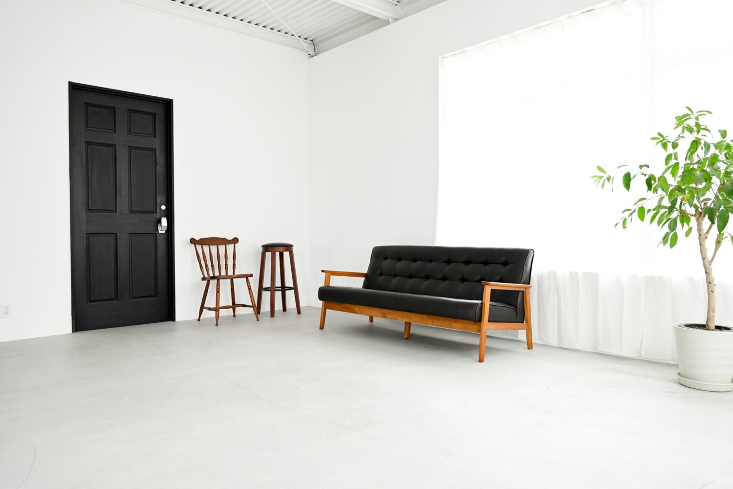 ソファやグリーンを入れて部屋のような演出も