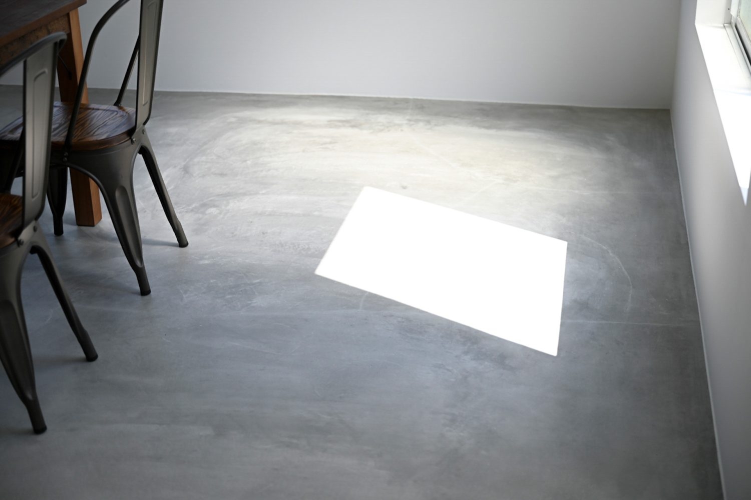 モザイクガラスの窓を開ければ強い日差しも