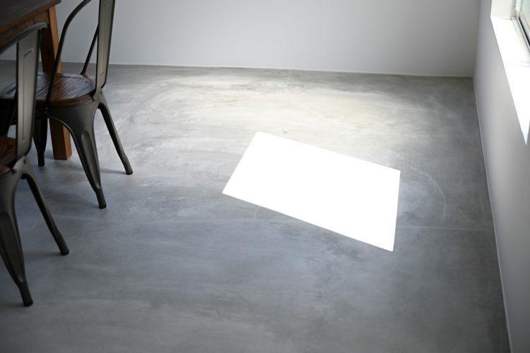 モザイクガラスの窓を開ければ強い日差しも