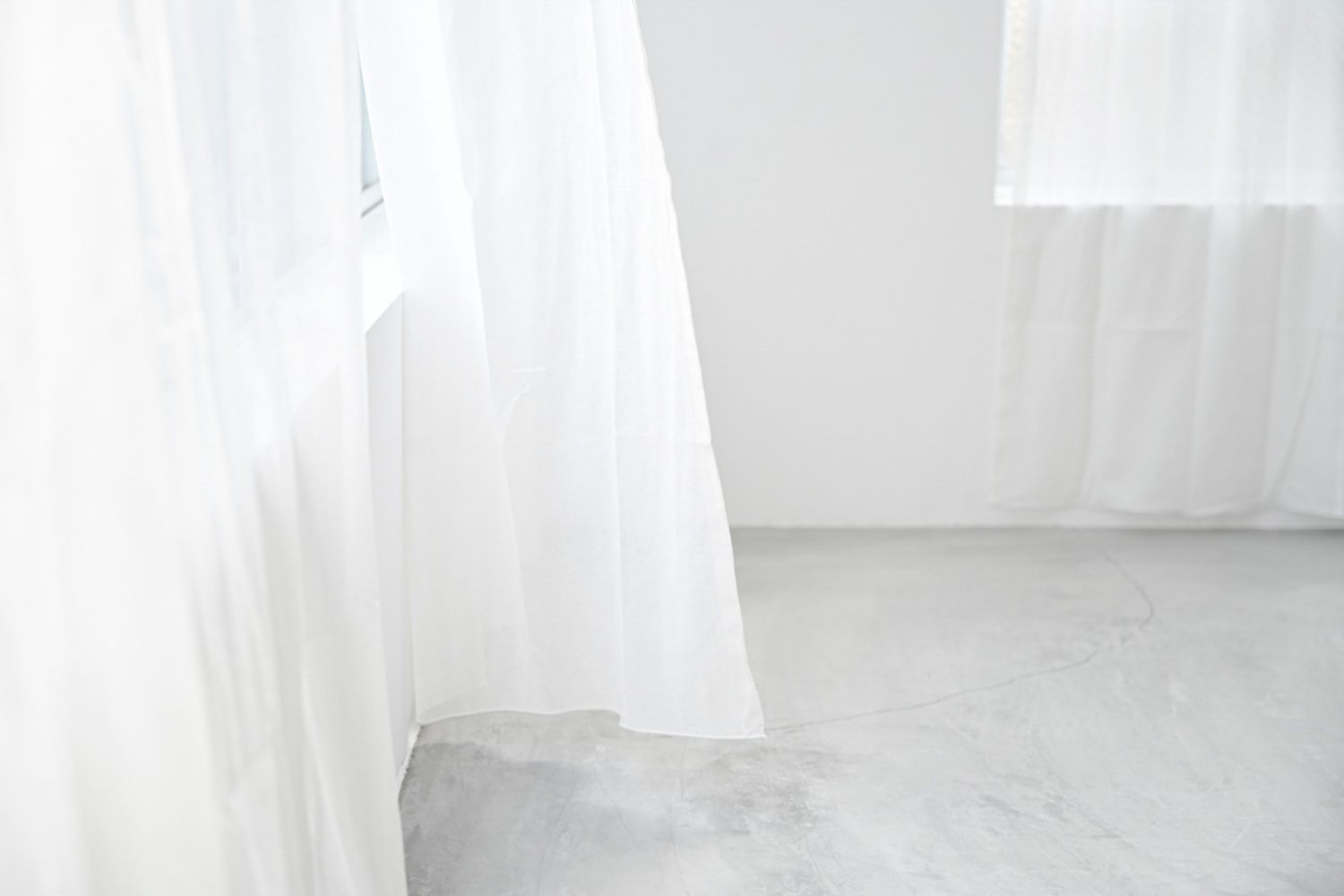 心地よい風と揺れるレースカーテン