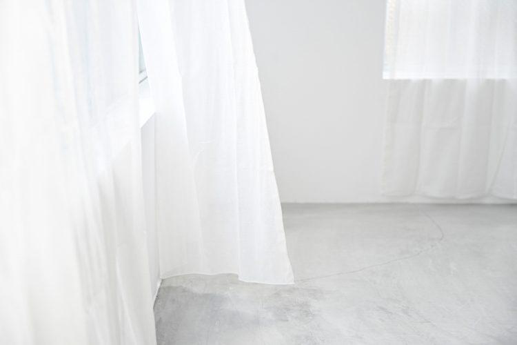 心地よい風と揺れるレースカーテン