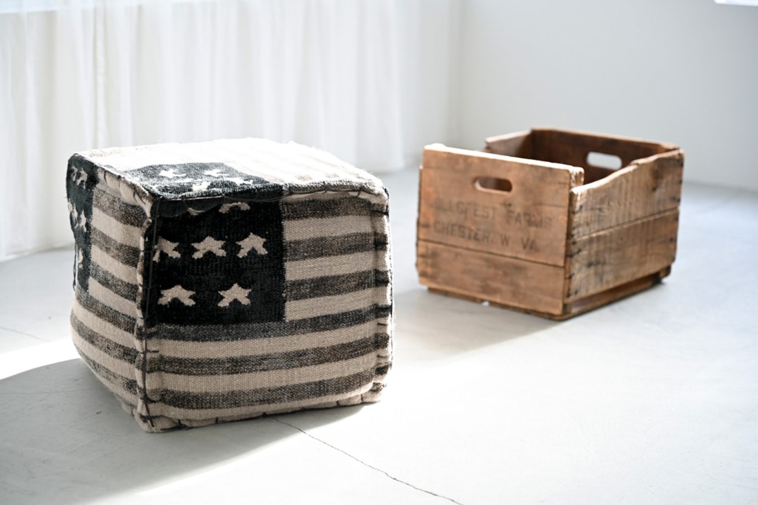 星条旗のクッションと木箱