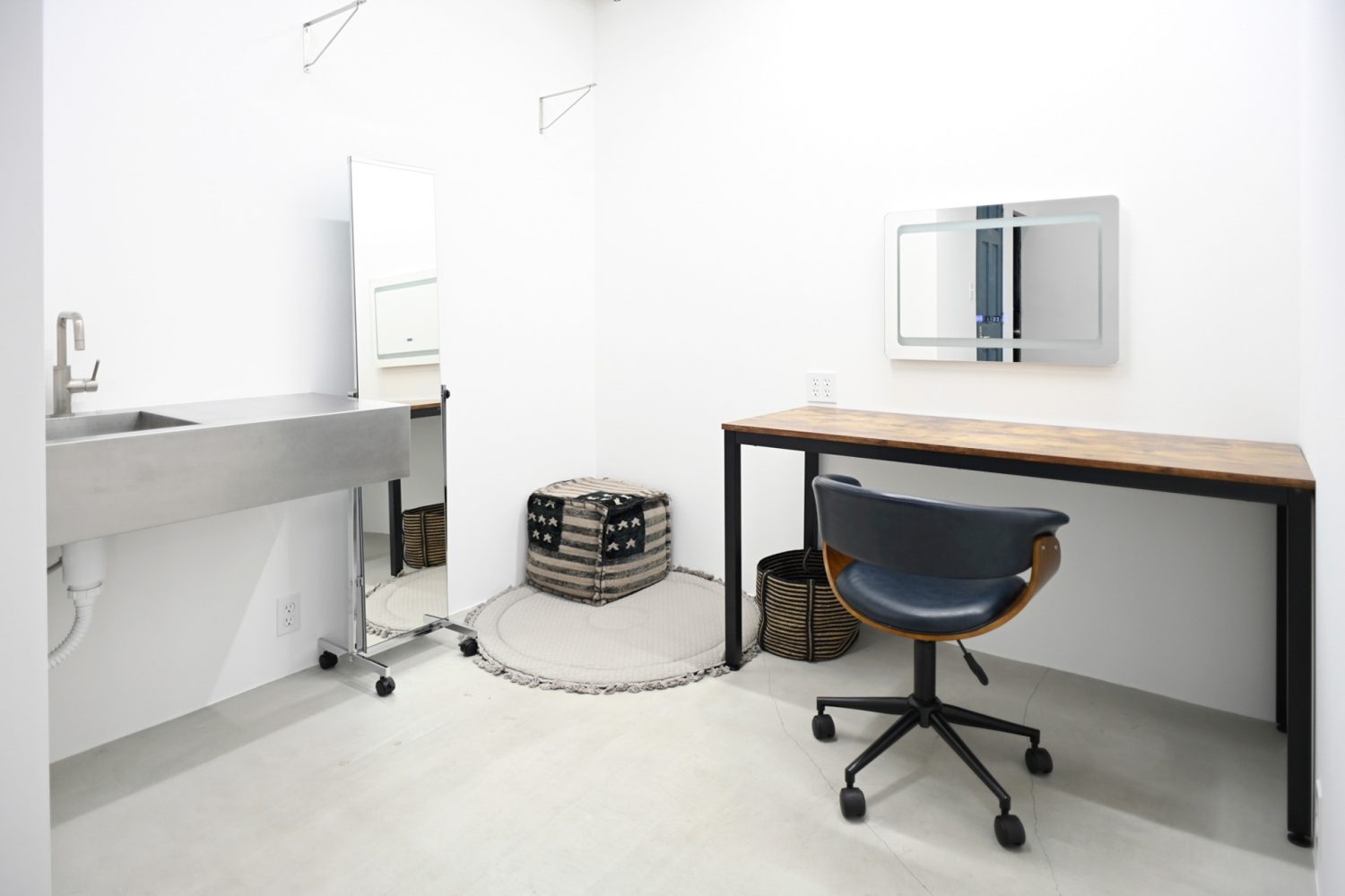 カーテンで仕切れて使いやすいメイクルーム