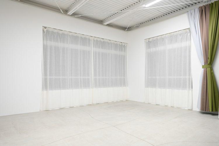 壁二面で動かせるL字のカーテンレール