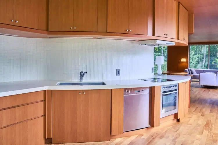 曲線を描く優雅な印象のキッチン