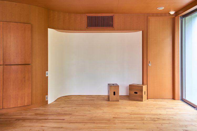 リビングのアール白壁での人物撮影も