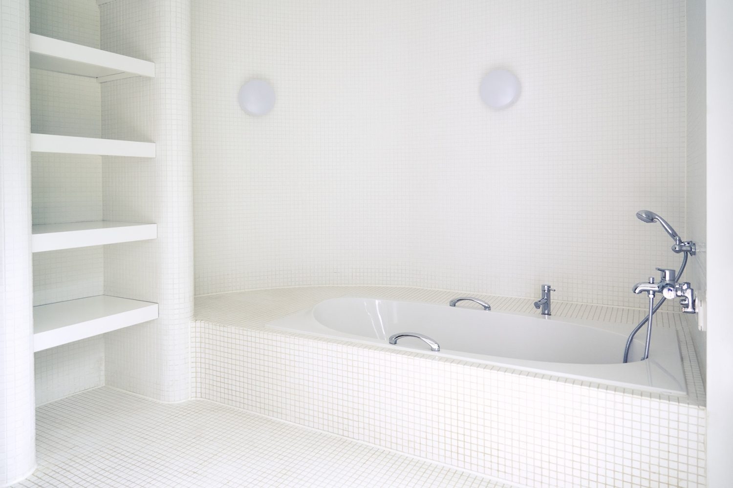 白タイルが敷き詰められたバスルーム