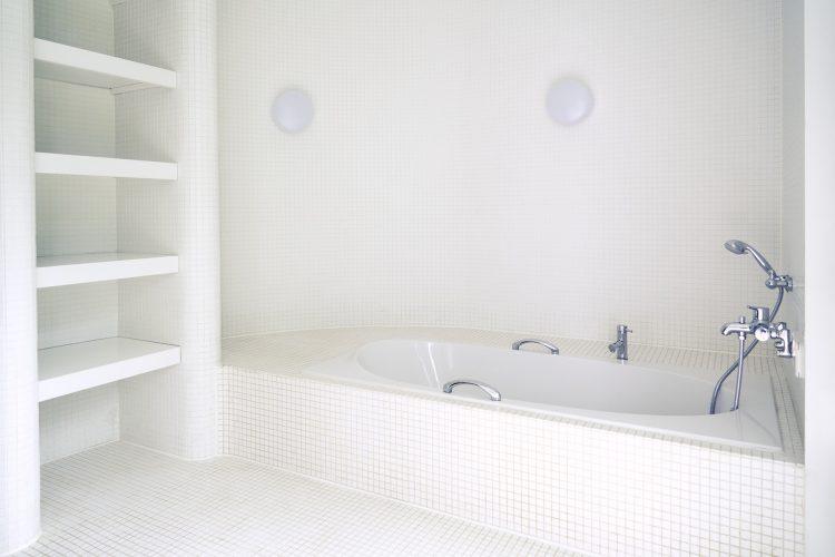 白タイルが敷き詰められたバスルーム