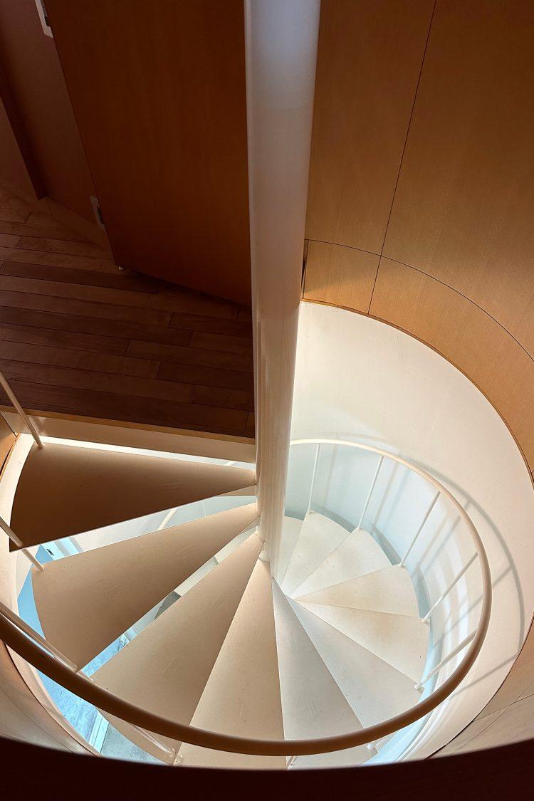 ホワイトの螺旋階段