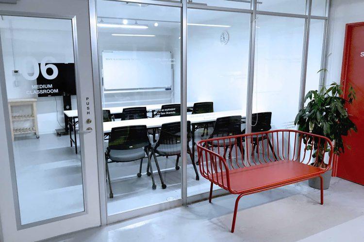 メインスペースから中教室 / 控室としても利用可能