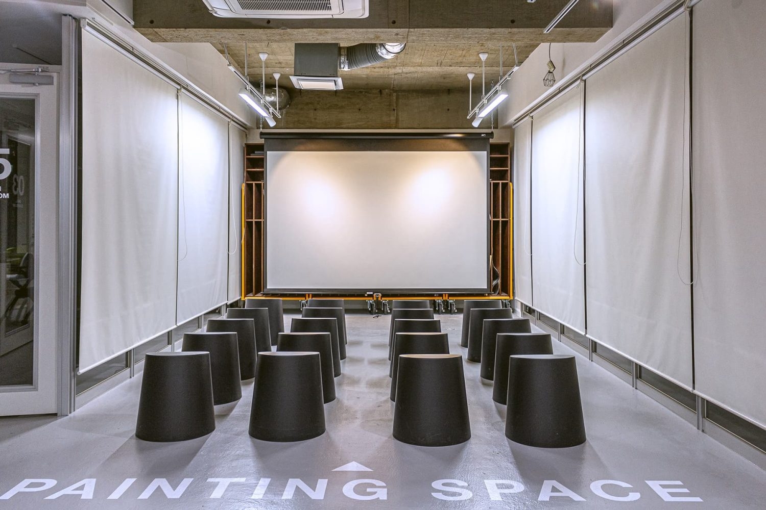 ペインティングスペース / ブラインドとスクリーンを下げた状