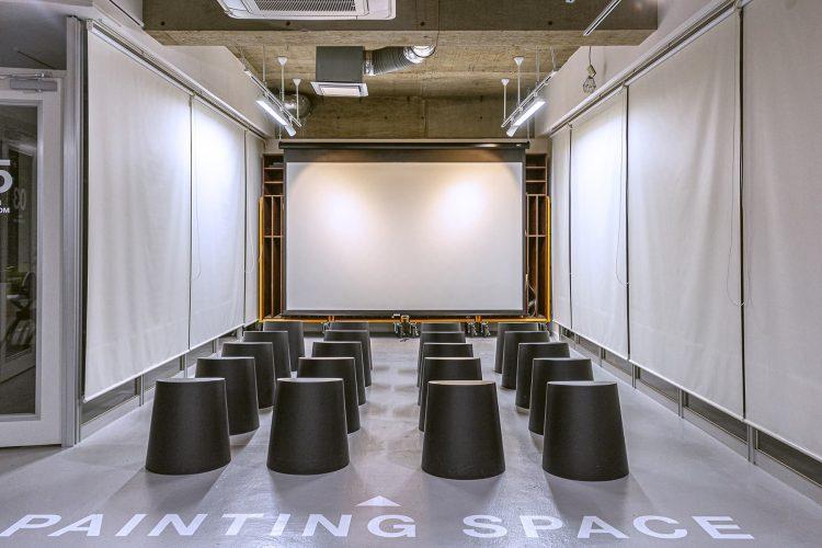 ペインティングスペース / ブラインドとスクリーンを下げた状