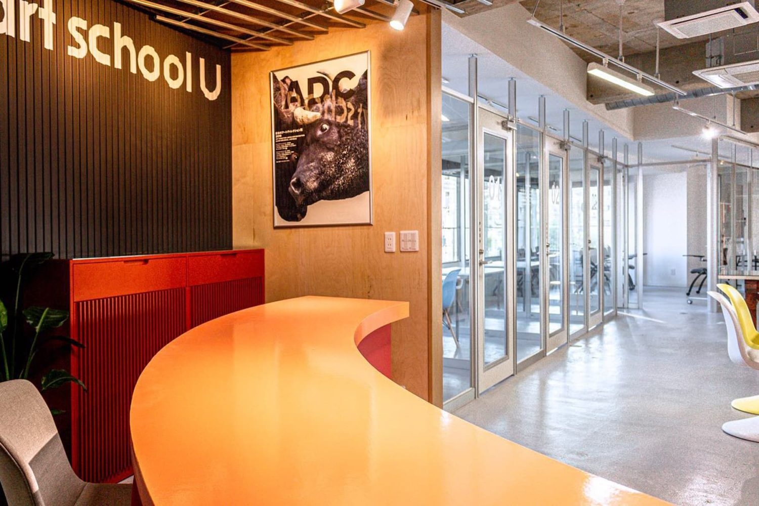 曲線のカウンターが印象的なエントランス