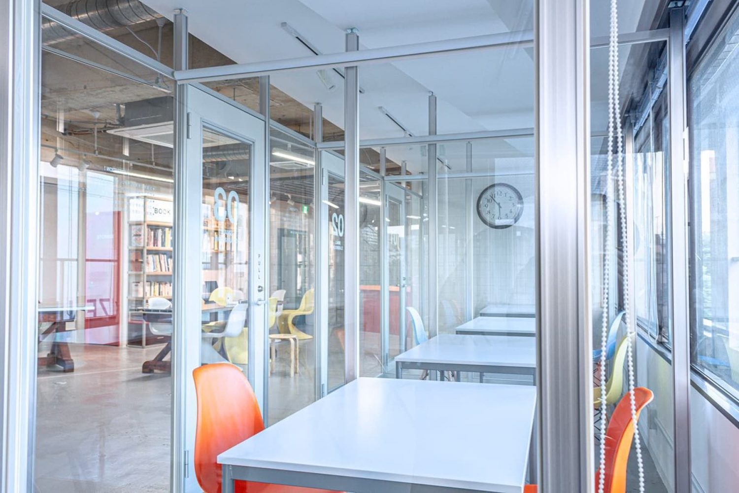 個室ブースからメインフロア・エントランス側