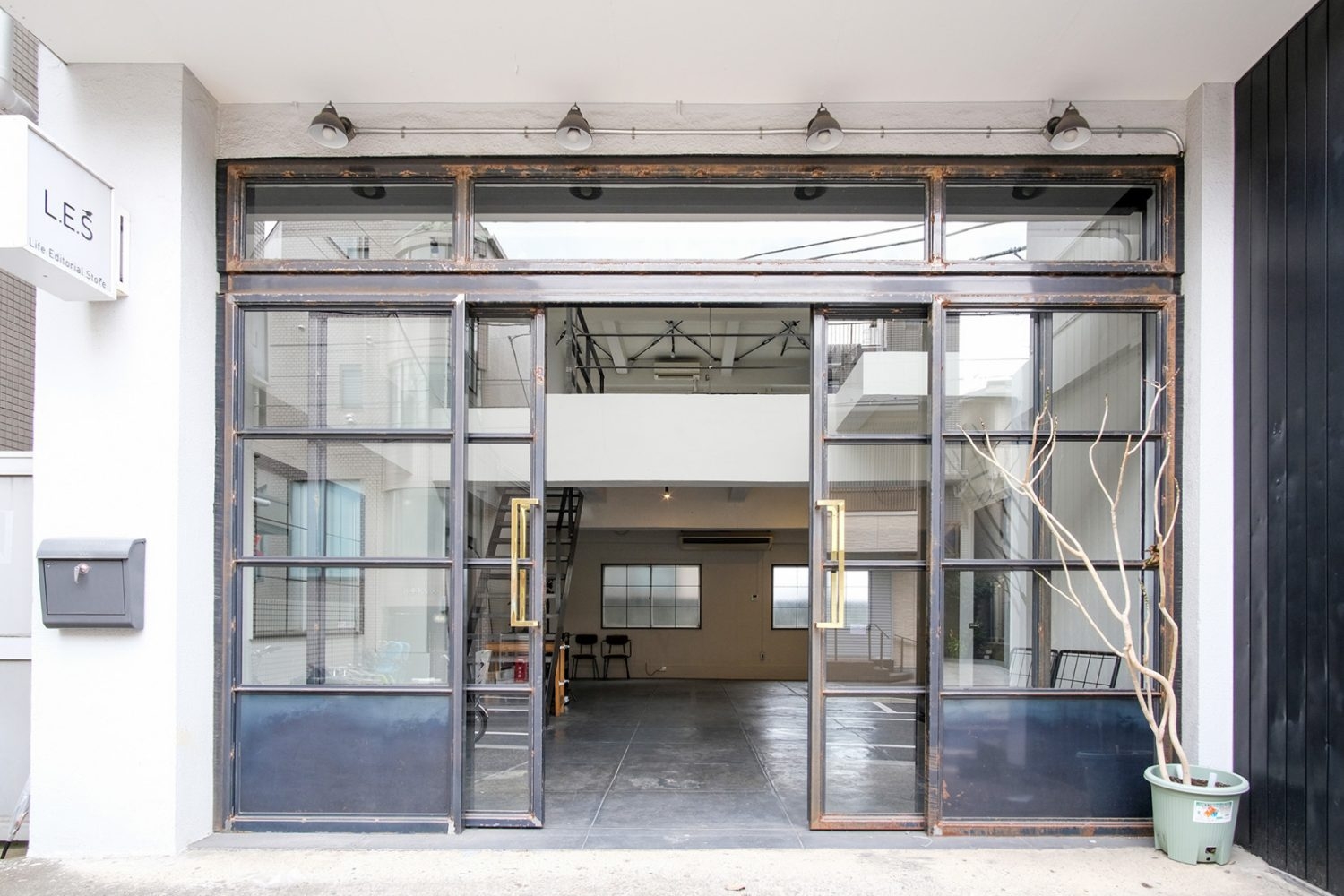 1F ガラス扉のエントランス