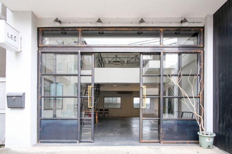 1F ガラス扉のエントランス