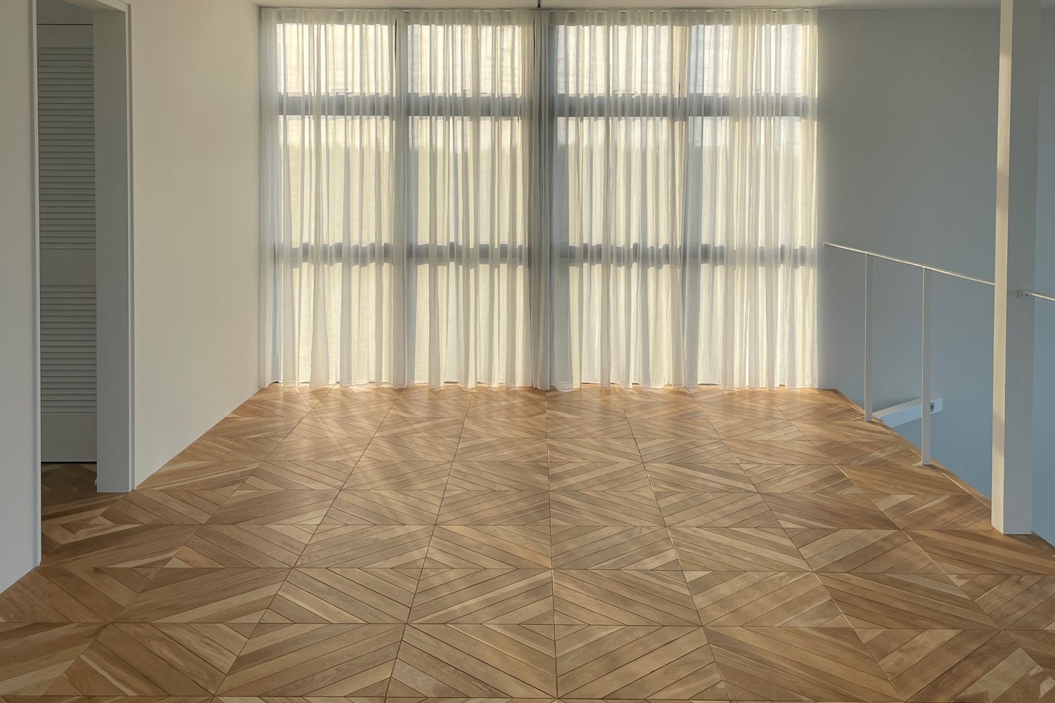 リネンカーテンに差す朝日