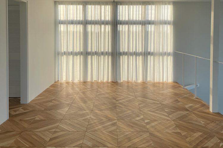 リネンカーテンに差す朝日