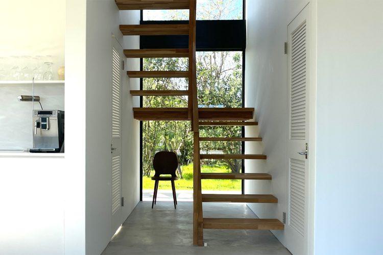 スケルトンの階段とルーバードア