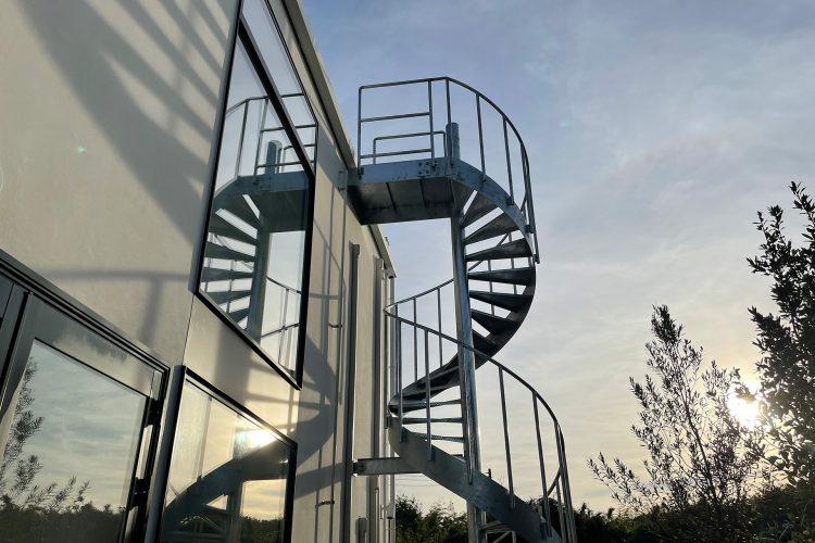 屋上へ繋がる螺旋階段