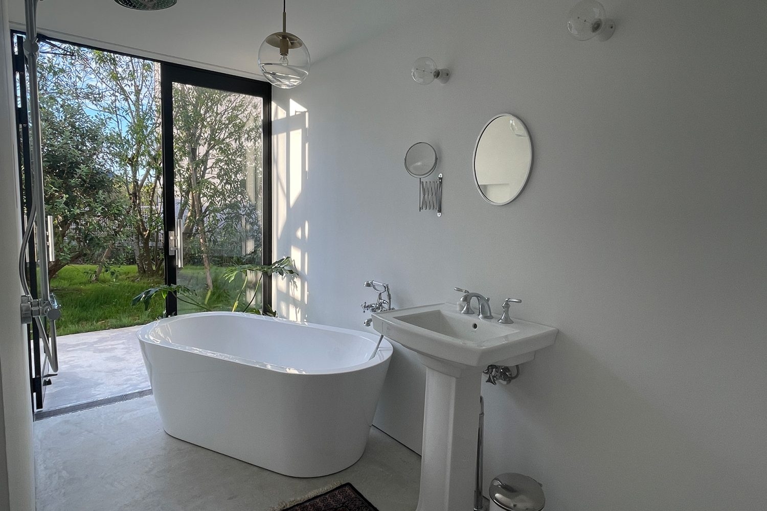 屋外と繋がるバスルーム