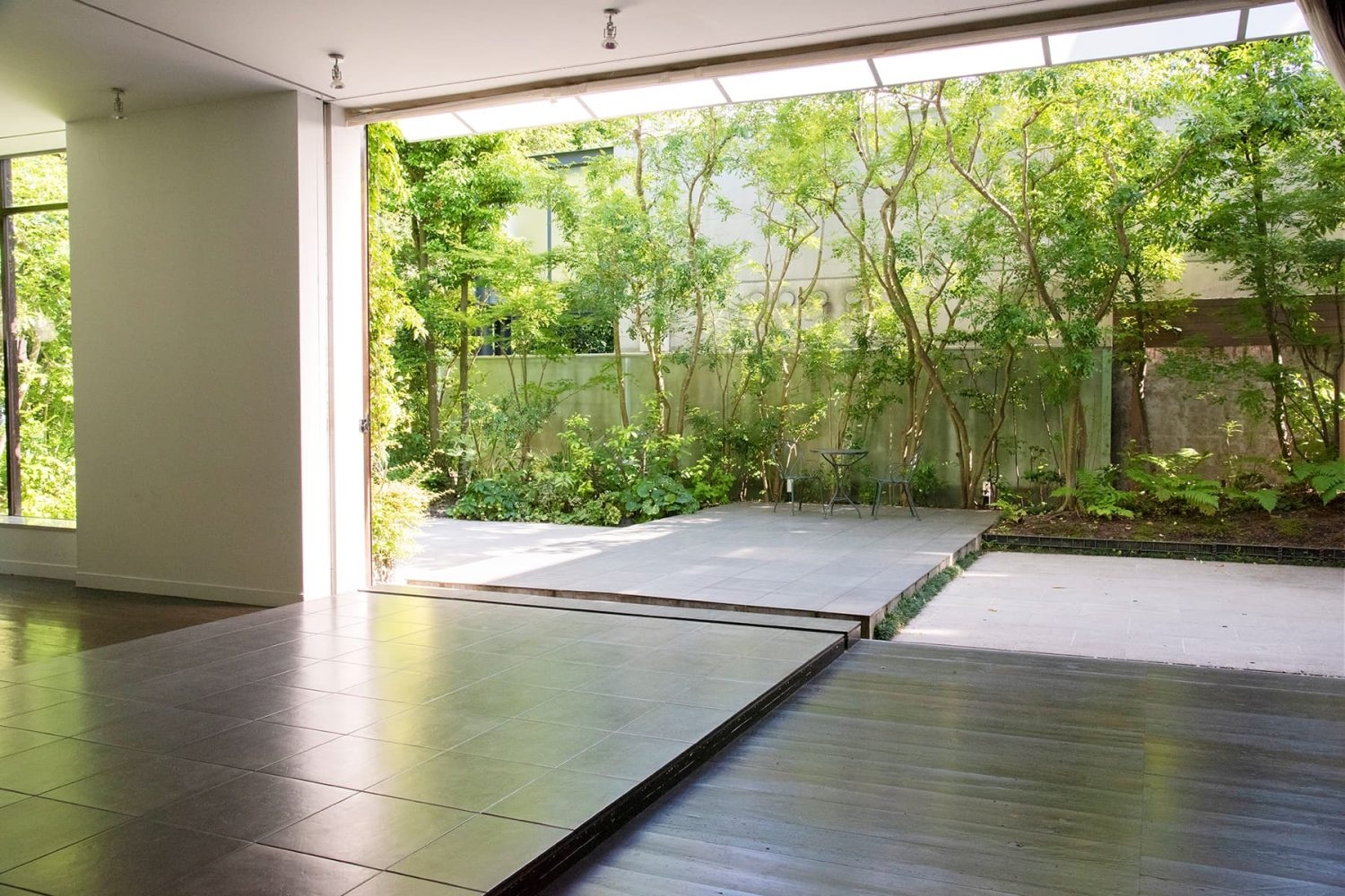PATIOから庭に続く黒石床廊