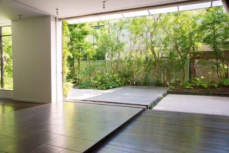 PATIOから庭に続く黒石床廊