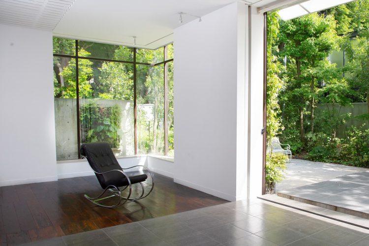 東南角出窓 一年通して緑抜け