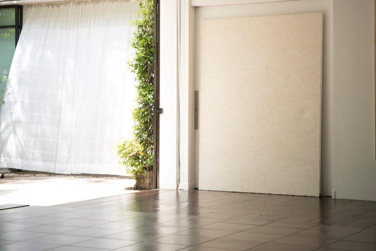 西向き 庭抜け×可動式白漆喰壁