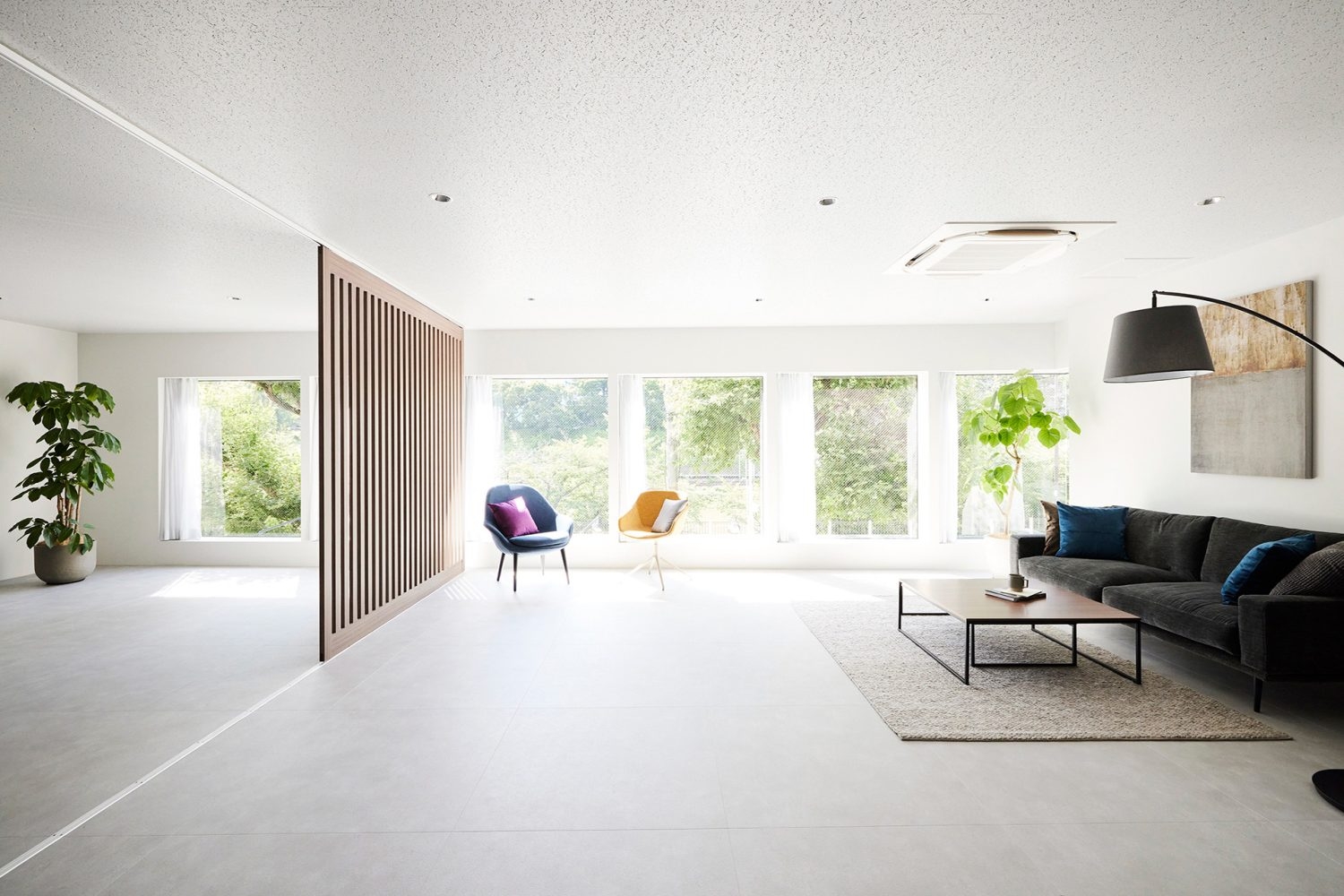 木々を臨める6面の大きな窓